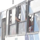 Curiosos registraban la macabra escena con sus celulares.