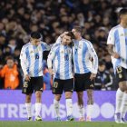 . BUENOS AIRES (ARGENTINA), 04/09/2025.- Lionel Messi (c) de Argentina celebra un gol con Rodrigo De Paul (d) y Thiago Almada (i) ante Bolivia este jueves, en un partido por las eliminatorias a la Copa Mundial 2026 entre Argentina y Venezuela en el estadio Monumental en Buenos Aires (Argentina). EFE/ Juan Ignacio Roncoroni