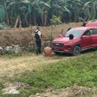 La policía incautó una pistola, un arma aparentemente de plástico, una moto y el auto en que habrían andado los sospechosos.