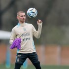 Franco Mastantuono controla el balón durante un entrenamiento en el predio de la Asociación de Fútbol Argentino, en Ezeiza.