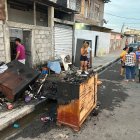 Los afectados sacaban lo poco que se salvó del fuego.