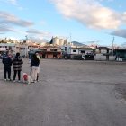 vecinos de Terremoto en la escena de los disparos en el sur de Ambato, donde un hombre y una mujer resultaron heridos.