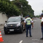 Agentes de la ATM trabajan en la Avenida Barcelona para desviar a vehículos.