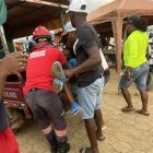 Un hombre es auxiliado y subido a una tricimoto tras una balacera registrada en la parroquia Borbón, cantón Eloy Alfar, durante una competencia de motos.