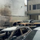 El incendio consumió al menos 10 vehículos en el patio.