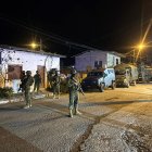 En la comuna Las Núñez al norte de la provincia de Santa Elena personal militar detuvo a un sujeto y decomisó combustible