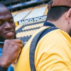 Enner Valencia el goleador de Ecuador firmando autografos.