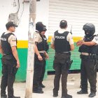 La policía en el lugar donde el ciudadano estaba comprando medicinas cuando fue sorprendido por los sicarios