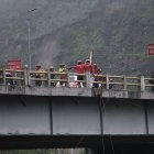 Equipos de rescate aún buscan el cuerpo de la mujer.