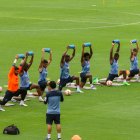 Jugadores de la selección de Ecuador participan en un entrenamiento este sábado, en el estadio Monumental en Guayaquil.