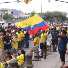 Hinchas de Ecuador en la Av. Barcelona rumbo al estadio Monumental.