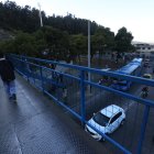 El regreso a clases obliga a ciertos niños a sortear el caos vehicular desde temprano. En este caso, el pequeño pudo acceder a un puente peatonal.