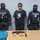 El arma fue hallada dentro de un bolso. Allí también portaba municiones.