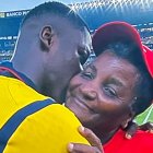 El abrazo increíble de Moisés Caicedo y doña Carmen.