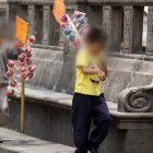 Los menores de edad eran obligados a vender dulces bajo sol y lluvia.