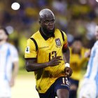 Enner Valencia de Ecuador celebra un gol ante partido por las eliminatorias a la Copa Mundial 2026.