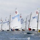 Los timoneles de 14 países navegando en una de las regatas en la rada de Salinas.