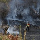 La maleza seca provocó que el incendio se avivara rápidamente.