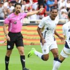 El árbitro Robert Cabrera (i) no ha estado exento a la polémica en partidos de LigaPro 2025.