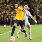 Piero Hincapié (i) de Ecuador disputa el balón con Gonzalo Montiel de Argentina.