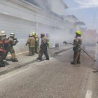 El fuego consumió plásticos almacenados.