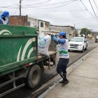 Personal municipal participa en la recolección y limpieza diaria de calles en Guayaquil.