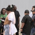 Los parientes de Maicol Valencia fueron hasta la morgue de Manta para hacer los trámites para retirar su cuerpo.