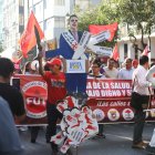 Las pancartas y banderas con mensajes de protesta contra el Gobierno.