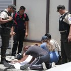 Los familiares acudieron rápidamente a la escena. Dos mujeres contemplaban el cuerpo del expolicía.