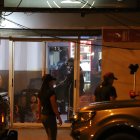 Agentes de Criminalística recolectando los indicios del crimen.