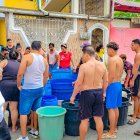 Ciudadanos esperan abastecerse con agua potable a través de uno de los tanqueros que recorren la ciudad y de otros cantones afectados.