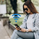 Las redes WiFi públicas facilitan la conectividad, pero también pueden exponer información sensible.