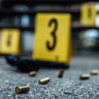 La policía recabó varios indicios, entre ellos tres vainas percutidas calibre 9 milímetros.