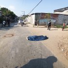 en el Bloque 21 de la Cooperativa Valle de la Flor, se encontró el cuerpo de una mujer sobre la calzada