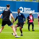 Juan Cazares (i) registra 3 goles y 4 asistencias en 19 partidos con Independiente en la LigaPro 2025. Su equipo ha logrado el 72.84 % de los puntos en el torneo