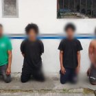 Los cuatro detenidos fueron presentados por la policía y pertenecerían a la banda Los Lobos.