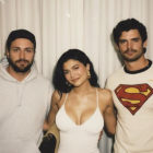 Imagen generada con inteligencia artificial muestra una foto Polaroid realista junto a una celebridad famosa.