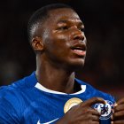 Moisés Caicedo fue el autor del segundo gol para Chelsea ante Brentford.