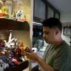 El hermano mayor de Édison Díaz Rodríguez enciende una vela junto a su retrato. Cree en la inocencia de su padre y pide justicia.