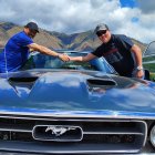 Los Andrade y su ‘hijo’ El Trueno, un Mustang que data de 1971.