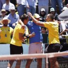 Los tenistas bosnios Mirza Basic (d) y Nerman Fatic (i) celebran el triunfo en el partido de dobles de la Copa Davis