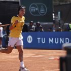 El tenista ecuatoriano Álvaro Guillen festeja la victoria sobre Damir Dzumhur en la Copa Davis.