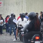Los parientes de los masacrados en Cristo Vive llegaron a la morgue de Santo Domingo.