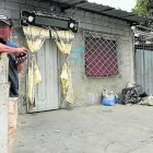 Las víctimas estaban en la vereda de la vivienda cuando se produjo el ataque. Los agresores utilizaron pistolas y un fusil.