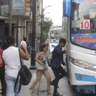 Varias personas corrían a tomar un bus, ya que las unidades demoraban en pasar.
