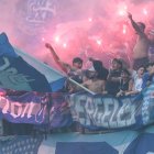 El encendido de bengalas y lanzamiento de botellas fueron algunos de los hechos desde las gradas.