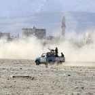 Vehículo con combatientes atraviesa un sector afectado por los combates recientes.