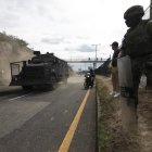Militares y policías acudieron al sector del peaje de Oyacoto, en Quito, para despejar la vía bloqueada por manifestantes.