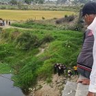Desde el puente, moradores presenciaban el levantamiento del cuerpo.