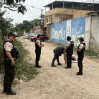 Los restos fueron abandonados en una funda negra en una calle de tierra.